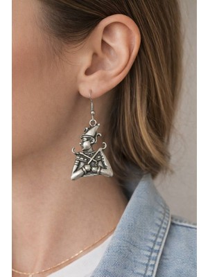 Herşey Nota Medieval Jester – Ortaçağ Soytarısı Figürlü Gümüş Renk Unisex Sallantılı Küpe