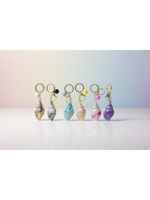 The Secret Desire Deniz Kabuğu Tasarımlı Anahtarlık – Renkli Inci Efektli Şık Çanta Aksesuarı