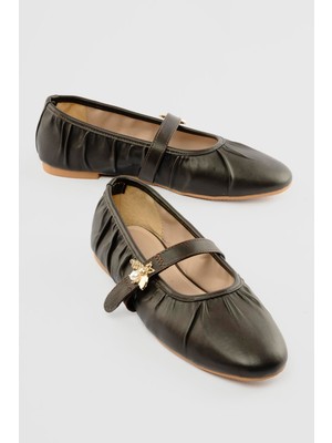 Mubiano Kadın Babet Kırışık Deri Görünümlü Inci Tokalı Bee Kahverengi