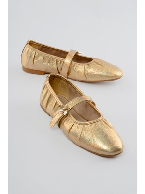 Mubiano Kadın Babet Kırışık Deri Görünümlü Inci Tokalı Bee Altın