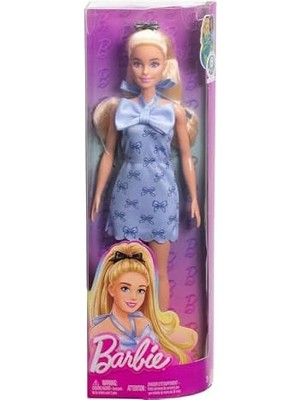 Fashionistas Bebek, Fiyonklu ve Önden Bağlamalı Mavi Elbisesi, Fiyonklu Siyah Saç Tokası ve Uyumlu Mavi Topuklu Ayakkabılarıyla Sarı Saçları At Kuyruğu Şeklinde Toplanmış, HYT93