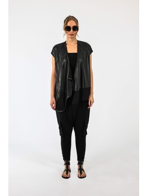 By Özlem Yazan File Detaylı Asimetrik Kesim Deri Görünümlü Kadın Yelek