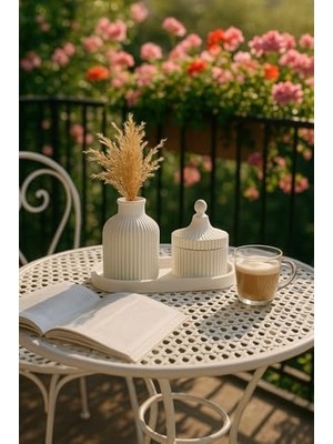 3 Parçalı Beyaz Dekoratif Set – Çizgili Vazo, Kapaklı Mumluk & Oval Tepsi