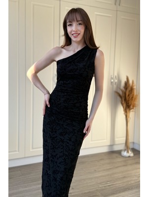 Dilay Gökoğlu Butik Tek Omuz Kadife Çiçek Işlemeli Tül Midi Siyah Elbise