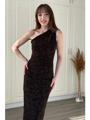 Dilay Gökoğlu Butik Tek Omuz Kadife Çiçek Işlemeli Tül Midi Kahverengi Elbise