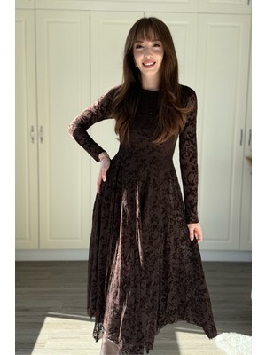 Dilay Gökoğlu Butik Kadife Çiçek Işlemeli Asimetrik Kahverengi Midi Kahverengi Elbise