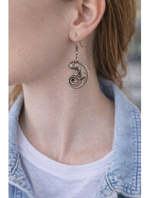 Herşey Nota Spiral Chameleon – Bukalemun Figürlü Eskitme Gümüş Renk Sallantılı Küpe