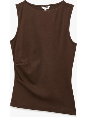 Koton Pamuklu Asimetrik Kesim Kolsuz Kayık Yaka Bluz