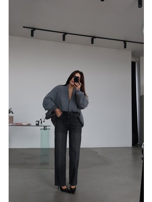 Özge Özgenç Paçası Kesik Taşlamalı Straight Fit Jean