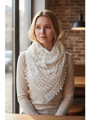 Tokuşka Örgü Desenli Üçgen Ekru Püsküllü Omuz Şalı