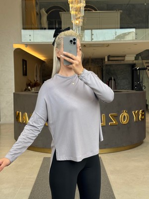 By Özlem Yazan Pamuk Penye Basic Bol Kesim Yandan Yırtmaçlı Kadın Bluz