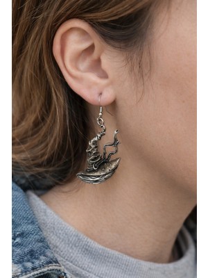 Herşey Nota Mystic Witch Hat – Şapka Figürlü Eskitme Gümüş Renk Sallantılı Küpe