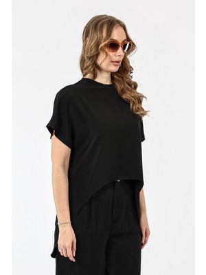 By Özlem Yazan Dökümlü Kumaş Oval Kesim Arkası Uzun Kadın Bluz