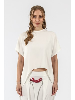 By Özlem Yazan Dökümlü Kumaş Oval Kesim Arkası Uzun Kadın Bluz