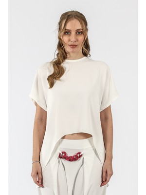 By Özlem Yazan Dökümlü Kumaş Oval Kesim Arkası Uzun Kadın Bluz