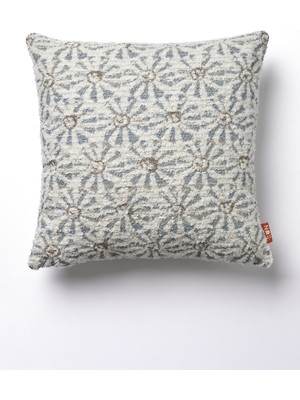 24 The Kun Çiçek Motifli Bukleli Kırlent Kılıfı