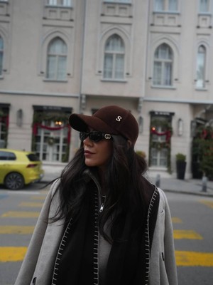 Atelier Tuğba TKM001 Kişiye Özel Nakışlı Kaşmir Atkı ve Metal Harfli Şapka Takım