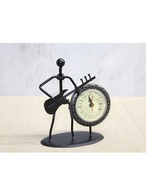 Eco Lounge Metal Saatli Gitar Çalan Müzisyen