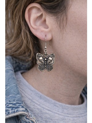 Herşey Nota Dark Butterfly Soul – Kuru Kafa Detaylı Kelebek Figürlü Gümüş Renk Unisex Sallantılı Küpe
