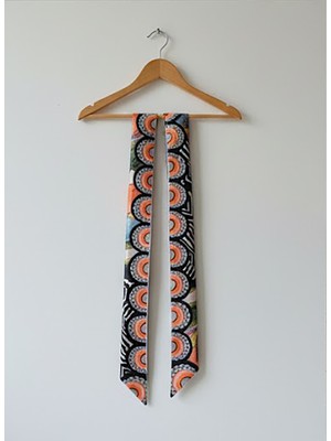 Kadın Renkli Saten Geometrik Desenli Fular Zarif ve Canlı Tasarım