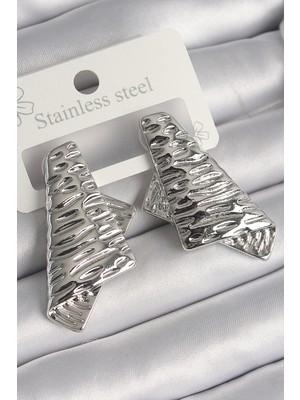 Net Damla Pirinç Gümüş Renk Işleme Detaylı Katlanmış Kare Plaka Model Kadın Küpe