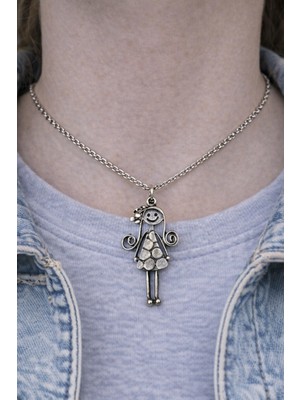 Herşey Nota Happy Doll Charm – Figürlü Gümüş Renk Unisex Kolye (60 Cm)