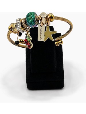 Pangu Kiraz Figürlü, Yeşil Taş Detaylı Altın Renk Çelik Charm Bileklik