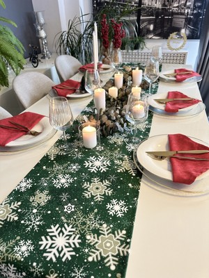 PremiumPort Yılbaşı Temalı Kar Tanesi Desenli Uzun Yeşil Masa Örtüsü