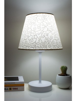 PremiumPort Modern Beyaz Ayaklı Abajur ile Şık ve Aydınlık Yatak Odası Dekoru