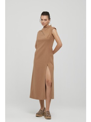 Kadın Dik Yaka Önden Derin Yırtmaçlı Kolsuz Düz Camel Elbise NAAR91113-CAMEL