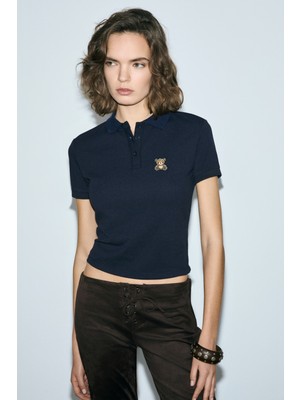 Grimelange SOLVIA Kadın Polo Yaka Patlı Düğmeli Kısa Kollu Önde Nakış Detaylı Crop Lacivert T-Shirt