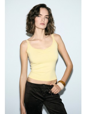 Grimelange Dulcına Dantel Detaylı Yumuşak ve Esnek Kumaşlı Slim Fit Askılı Sarı Bluz