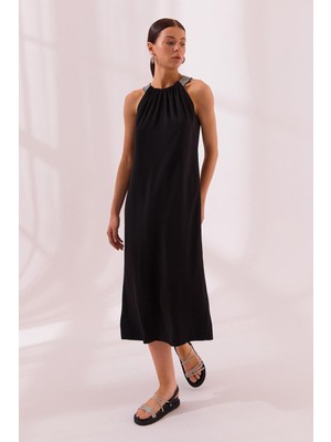 Kadın Rahat Kalıp Boyundan Bağlamalı Kolsuz Midi Boy Siyah Elbise NAAR12113-SİYAH