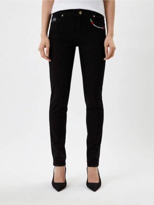 Versace Kadın Logo ve Gül Baskılı Skinny Siyah Pantolon 74HAB5K6 CDW00-909