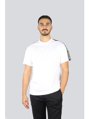 Versace Erkek Normal Kalıp Yuvarlak Yakalı Omzu Logo Şerit Bantlı Kısa Kollu Beyaz T-Shirt 79GAHC02CJ01C-003
