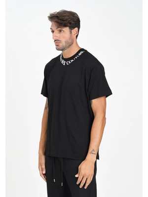 Versace Erkek Regular Fit Yakası Logo Detaylı Pamuklu Kısa Kollu Siyah T-Shirt 79GAHP03CJ01P-899