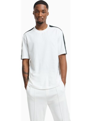 Armani Exchange Erkek Normal Kalıp Yuvarlak Yaka Omuzlardan Uzanan Logo Bantlı Kısa Kollu Beyaz T-Shirt XM000322 AF10361-U0009