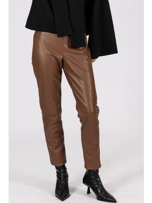 By Özlem Yazan Deri Kumaş Modern Kesim Kadın Pantolon