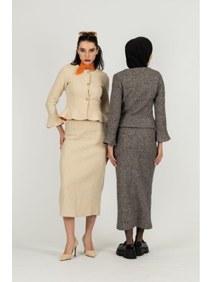 By Özlem Yazan Volan Detaylı Düğmeli Örme Kısa Ceket