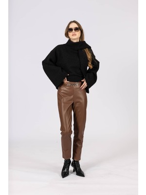 By Özlem Yazan Modern Kesim Zincir Detaylı Deri Pantolon