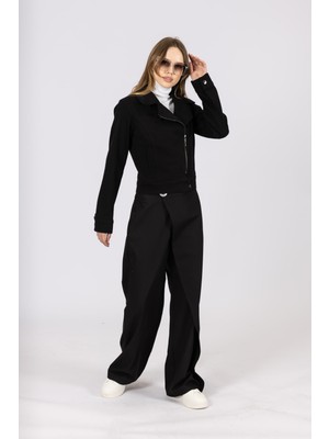 By Özlem Yazan Fermuarlı Fit Kesim Çıtçıt Detaylı Crop Kadın Ceket