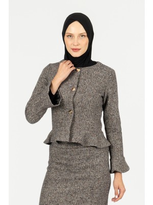 By Özlem Yazan Volan Detaylı Düğmeli Örme Kısa Ceket