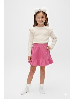 Özge Başaran Kız Çocuk Fırfırlı Krem Ribana Badi & Pembe Etek Takımı – Dantelli Diz Altı Çoraplı Şık Kombin
