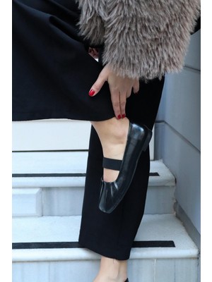 BeBeQ Stena Siyah Büzgülü Yumuşak Lastik Detaylı Kadın Ayakkabı