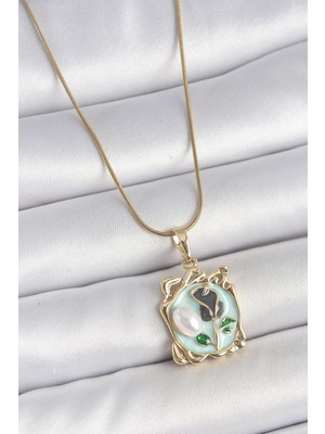 Alvo Store Buğz 316L Çelik Gold Renk Zincir Mavi Mineli Çiçek Işlemeli Inci Detay Portre Model Kadın Kolye
