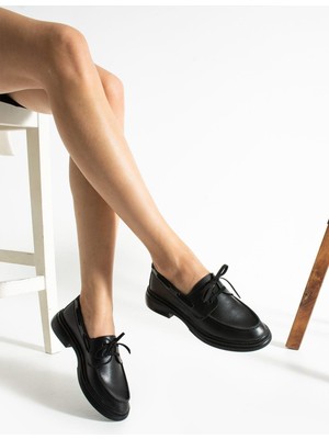 BeBeQ BERNARD SİYAH CİLT DÜZ TABAN BAĞCIKLI KADIN BABET