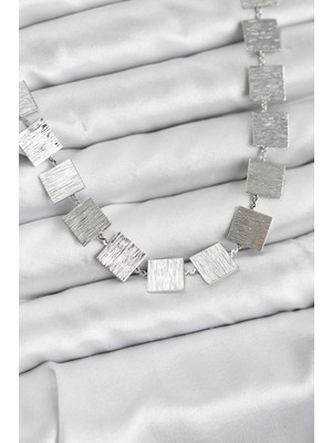 Moresun Buğz Kare Plaka Model Gümüş Renk Kadın Kolye