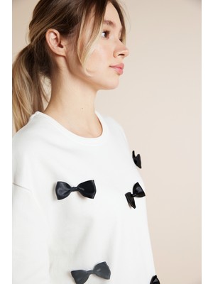 Avrile Fiyonk Detaylı Bisiklet Yaka T-Shırt