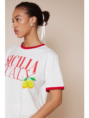 Avrile Kontrast Detaylı Yazı Baskılı T-Shırt