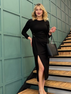 Ayhan Kadın Önü Büzgülü Yırtmaçlı Midi Boy Tokalı Elbise